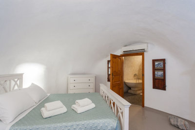 elxis-at-home-in-greecetwin-cavern-houses-ant