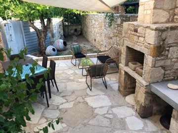 10-elxisathomeingreecechios-backyard-seat-8