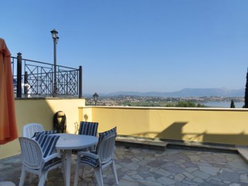 elxis-at-home-in-greece-villa-mone-with-guest