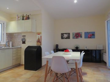 elxis-at-home-in-greece-villa-mone-with-guest