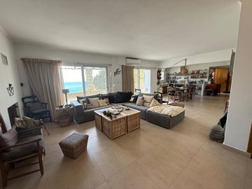 elxis-at-home-in-greece-big-villa-above-karpa