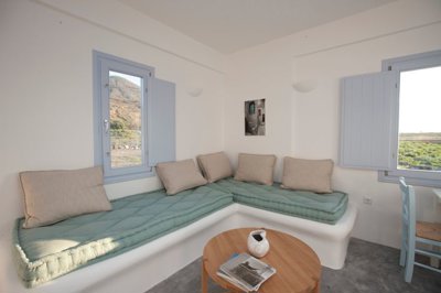 elxis-at-home-in-greecesantorini-seaviewapart
