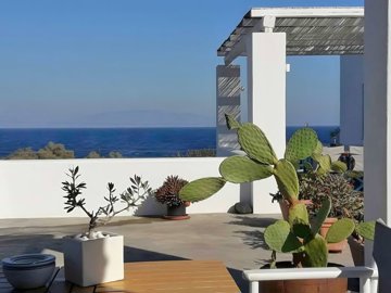 elxis-at-home-in-greecesantorini-seaviewapart