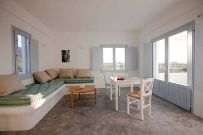 elxis-at-home-in-greecesantorini-seaviewapart
