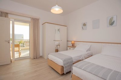 260623-elxis-at-home-in-greecebreakingwavevil