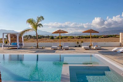 260631-elxis-at-home-in-greecebreakingwavevil