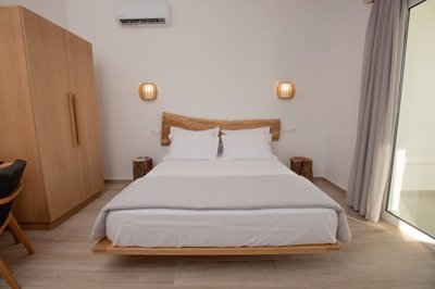 260605-elxis-at-home-in-greecebreakingwavevil