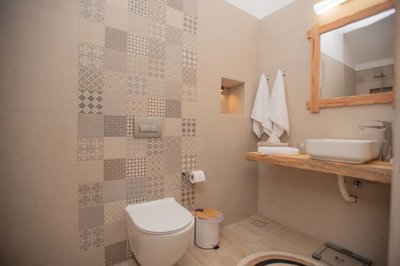 260612-elxis-at-home-in-greecebreakingwavevil