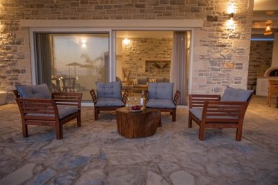 260615-elxis-at-home-in-greecebreakingwavevil