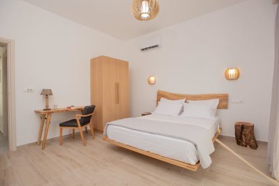 260618-elxis-at-home-in-greecebreakingwavevil