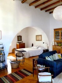 233022-elxis-at-home-in-greecesikinos-traditi