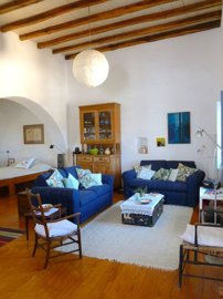 233025-elxis-at-home-in-greecesikinos-traditi