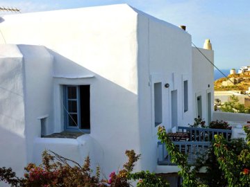 233014-elxis-at-home-in-greecesikinos-traditi