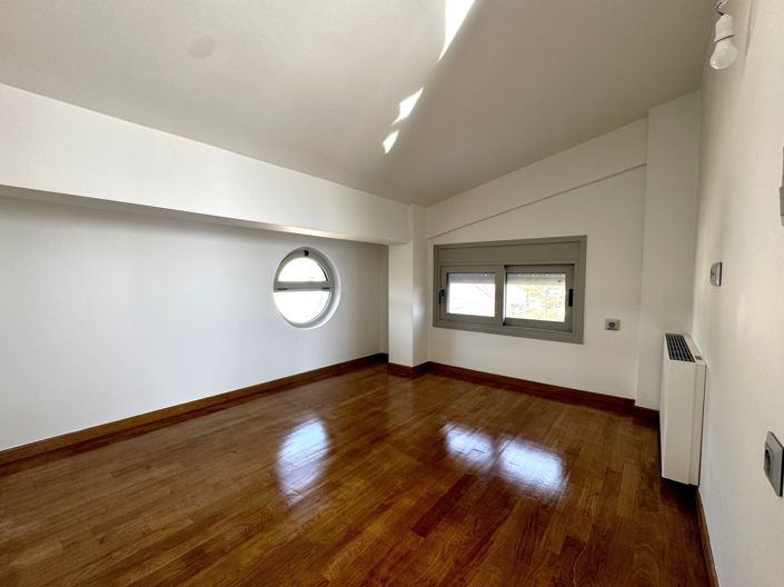 Image No.8-2 Bed Townhouse for sale