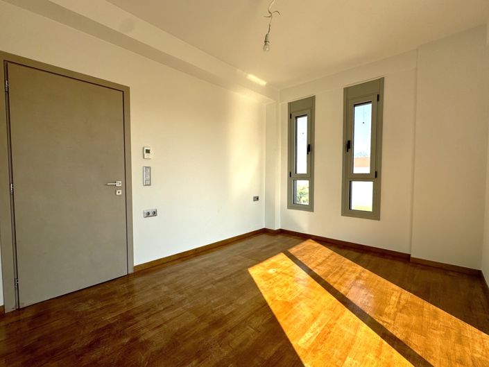 Image No.9-2 Bed Townhouse for sale