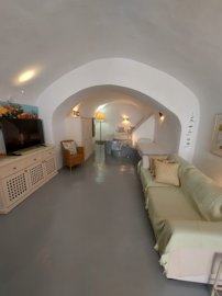 elxis20at20home20in20greececave-houses-megalo