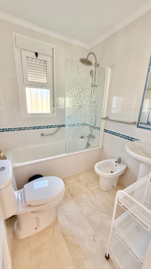 Image No.44-4 Bed Villa / Detached for sale