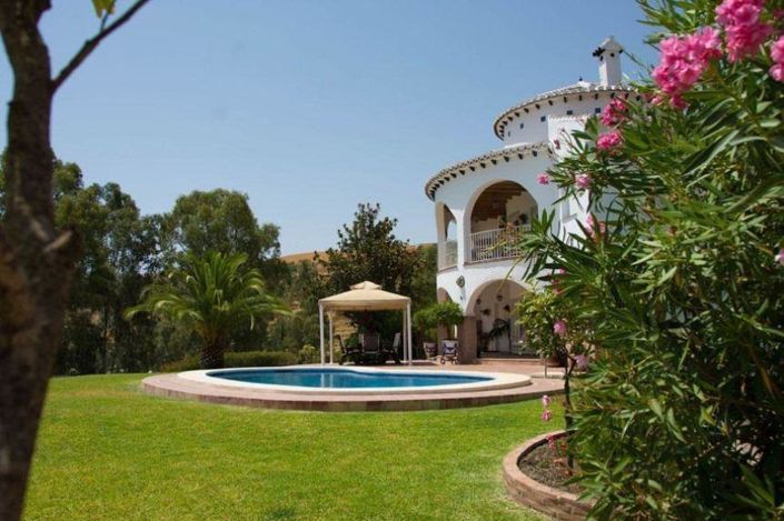 Image No.2-6 Bed Property for sale