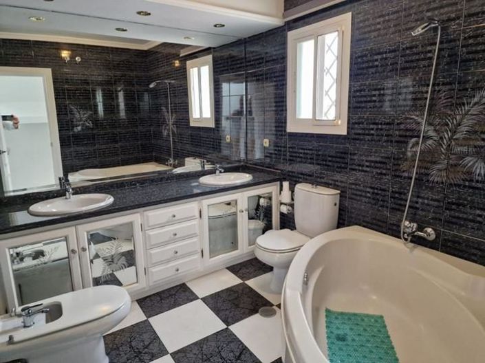 Image No.17-3 Bed Property for sale