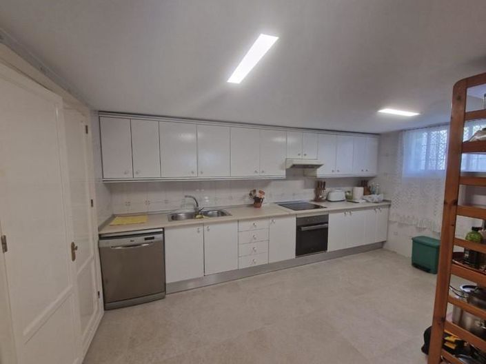 Image No.18-4 Bed Property for sale