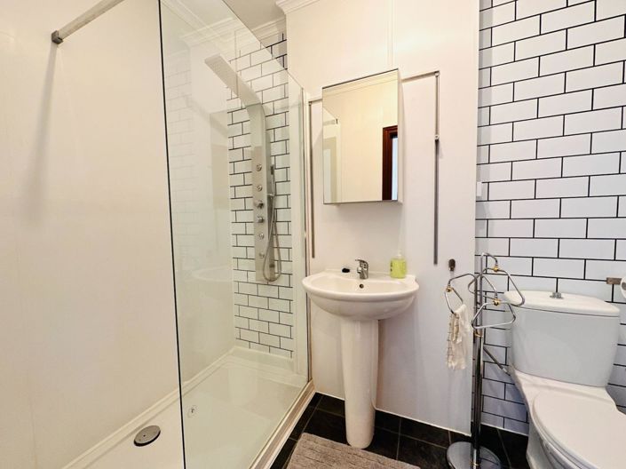 Image No.38-3 Bed Property for sale