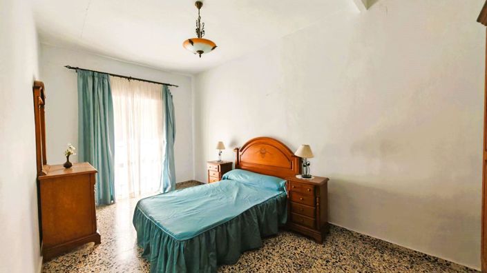 Image No.12-4 Bed Property for sale