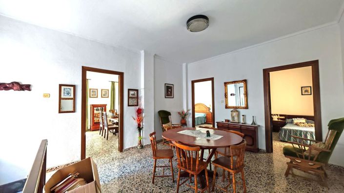 Image No.4-4 Bed Property for sale