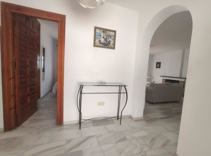 Image No.10-2 Bed Property for sale