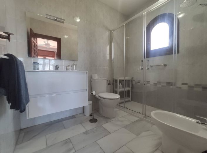 Image No.14-2 Bed Property for sale