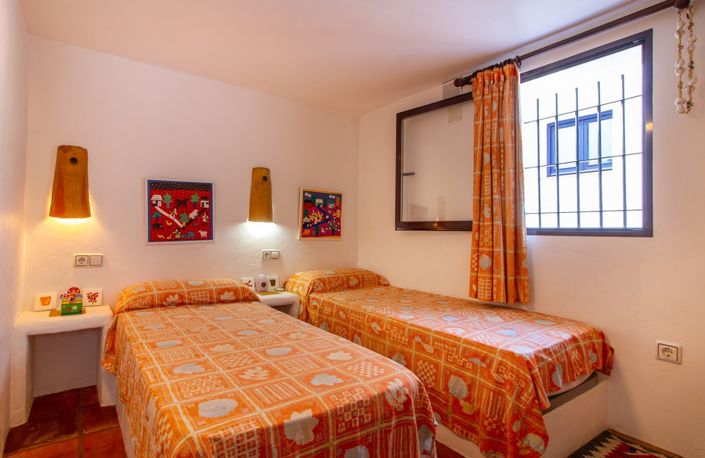 Image No.20-4 Bed House for sale