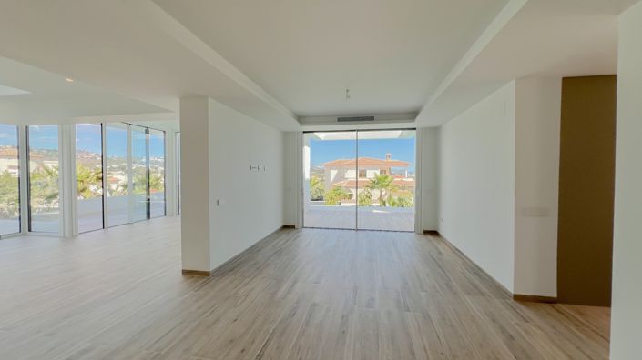 Image No.3-4 Bed Villa for sale