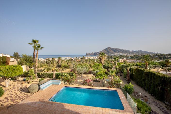 Image No.1-4 Bed Property for sale