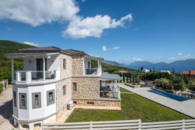 1 - Karavomilos, Villa