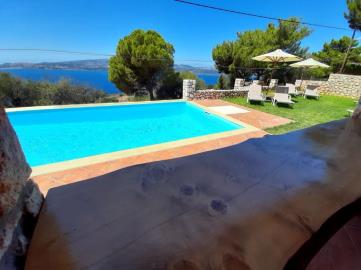 1 - Farsa, Villa