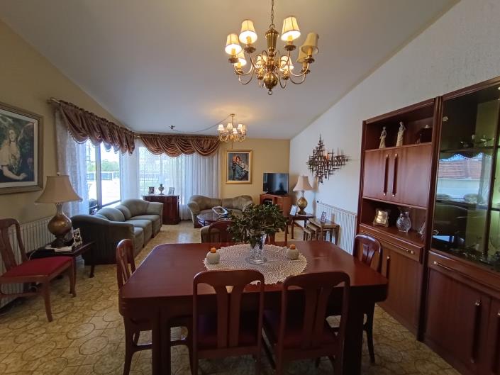 Image No.15-3 Bed House for sale