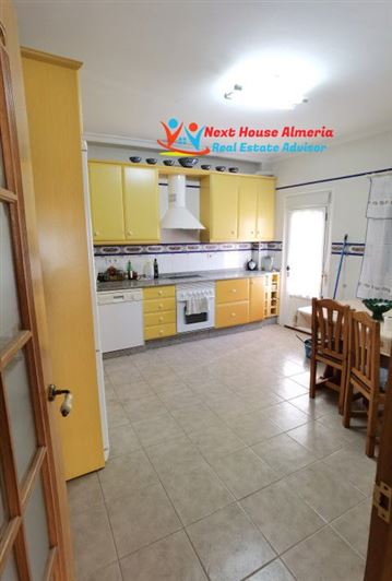 Image No.17-5 Bed Townhouse for sale