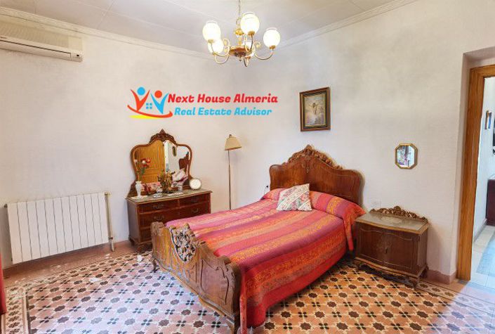 Image No.16-7 Bed Townhouse for sale