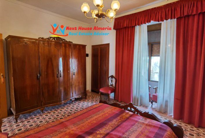 Image No.17-7 Bed Townhouse for sale