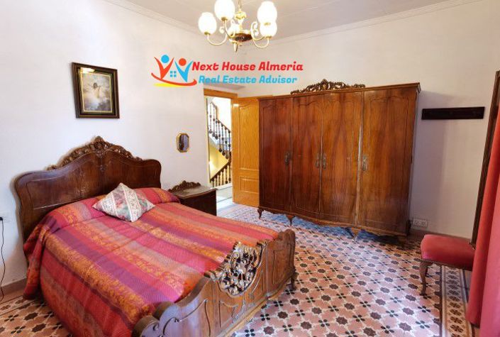 Image No.18-7 Bed Townhouse for sale