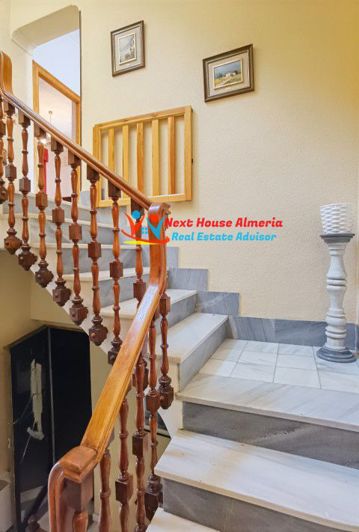 Image No.7-7 Bed Townhouse for sale