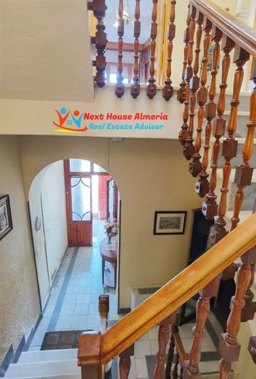 Image No.8-7 Bed Townhouse for sale