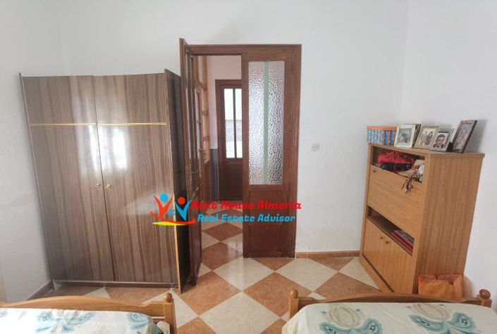 Image No.12-5 Bed Townhouse for sale