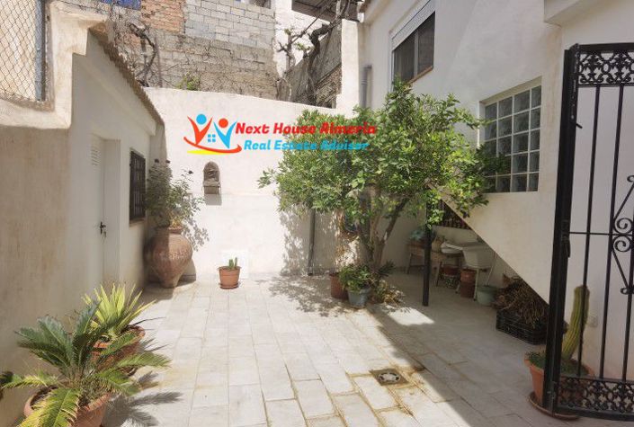 Image No.25-5 Bed Townhouse for sale