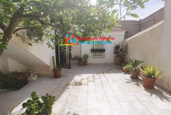 Image No.27-5 Bed Townhouse for sale