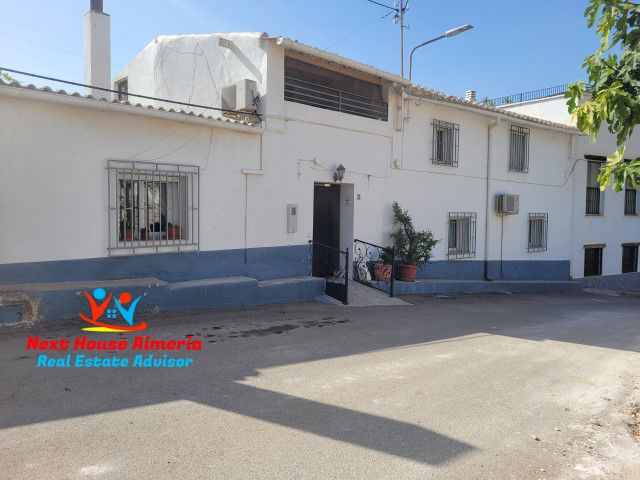 Image No.1-6 Bed Townhouse for sale