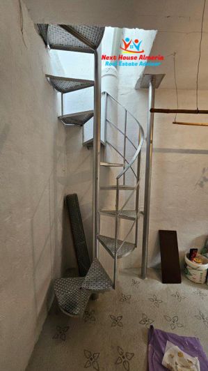 Image No.42-5 Bed Townhouse for sale