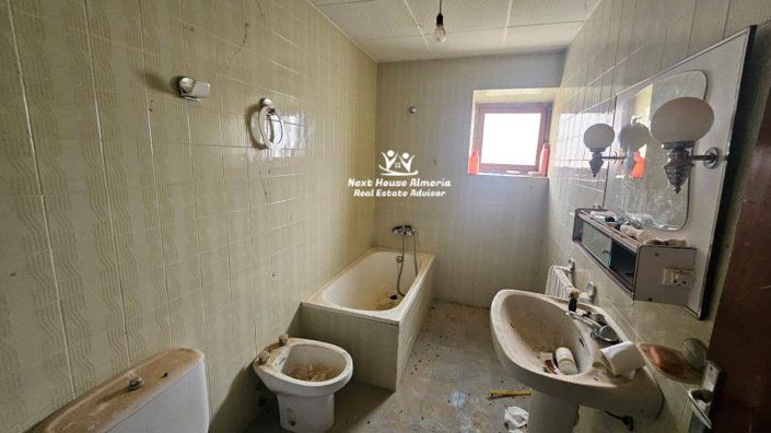 Image No.29-9 Bed Townhouse for sale