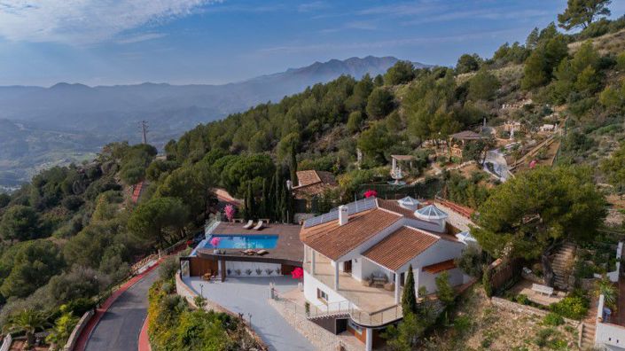 Image No.1-7 Bed Villa for sale