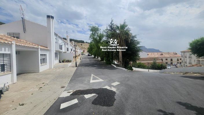 Image No.12-4 Bed Townhouse for sale