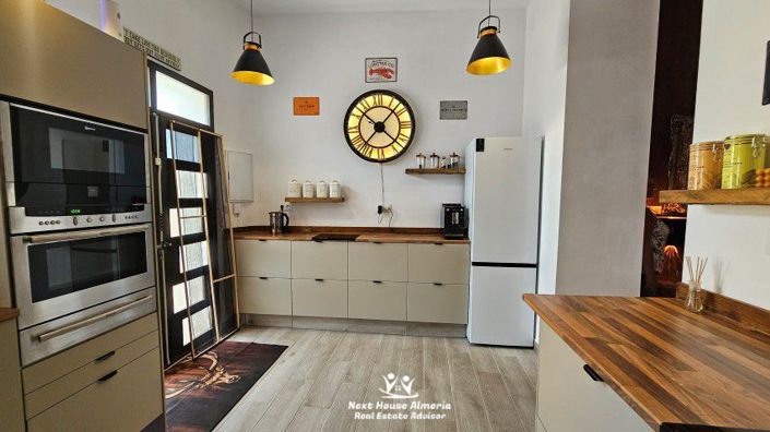 Image No.12-4 Bed Townhouse for sale